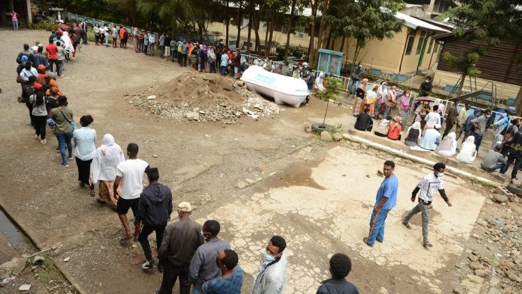 इथियोपिया में मतदान के लिए लाइन में खड़े लोग