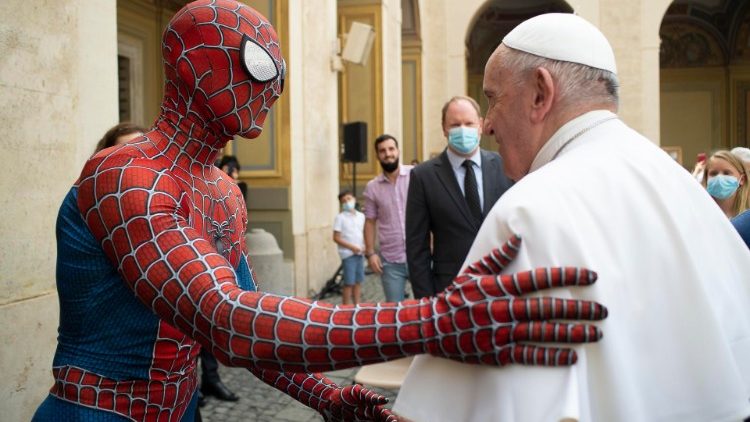 Giugno - Francesco saluta i fedeli durante l'udienza generale nel Cortile di San Damaso, tra loro anche "Spiderman"