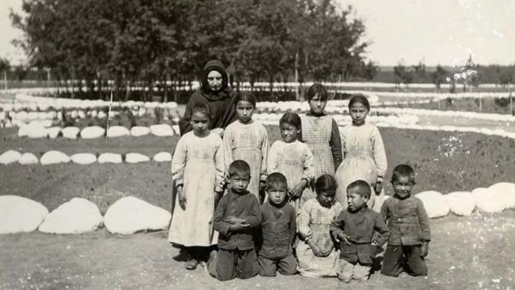 Um 1900: Ordensfrau mit Schülern der St. Michael's Indian Residential School in Duck Lake