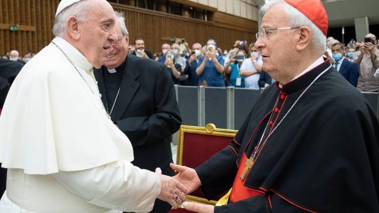 Papa Francesco ed il cardinale Gualtiero Bassetti in un'immagine dello scorso mese