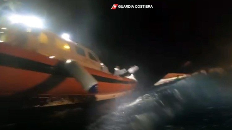 Спасательная операция Итальянской береговой охраны у берегов Лампедузы (30 июня 2021 г.)