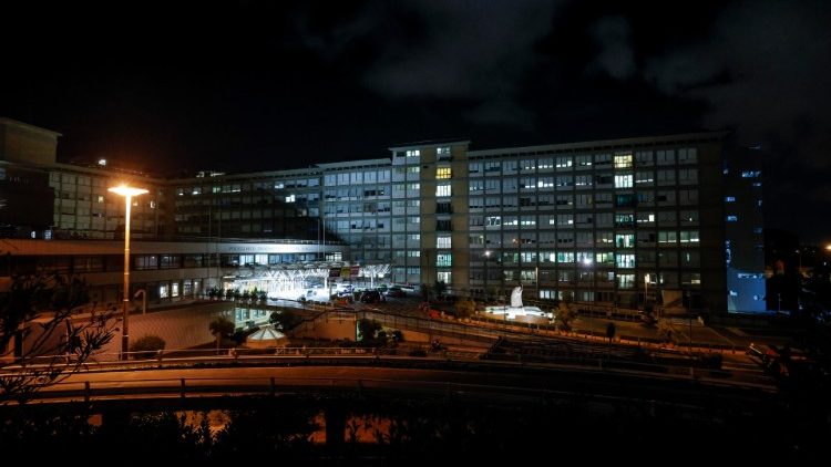 A. Gemelli universitetinės ligoninės Romoje kompleksas naktį