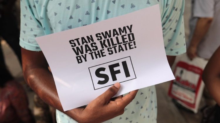 Protesto em solidariedade com o padre Stan Swamy em Nova Delhi