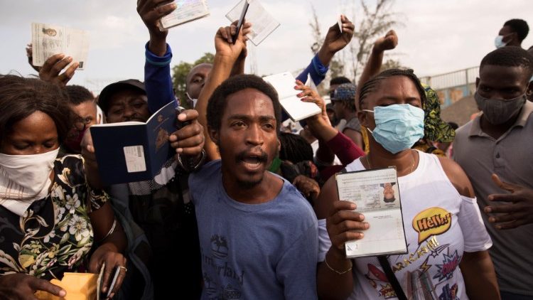 Haitianer versammeln sich angesichts der Krise in der Hoffnung auf ein Visum vor der US-Botschaft in Port-au-Prince