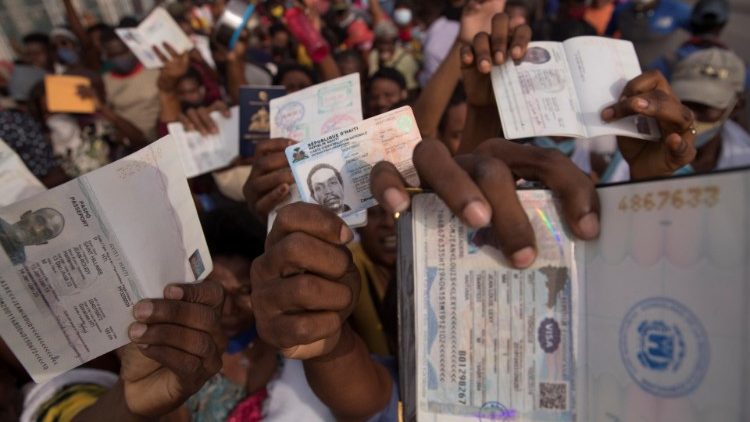 大批海地民众聚集在美国大使馆门前申请赴美签证