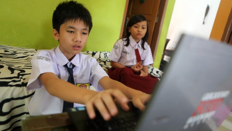 Fernunterricht per Computer in Indonesien