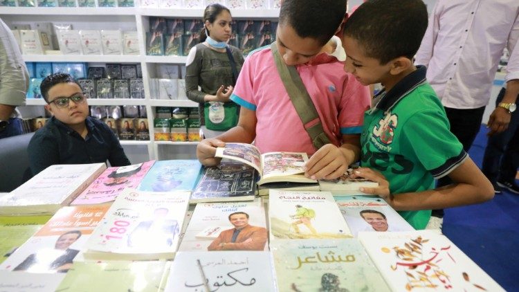 A Feira Internacional do Livro do Cairo, no Centro Internacional de Exposições do Egito, foi inaugurada em 30 de junho pelo primeiro-ministro egípcio Mostafa Madbouly e aberta ao público em 01 de julho. EPA / KHALED ELFIQI