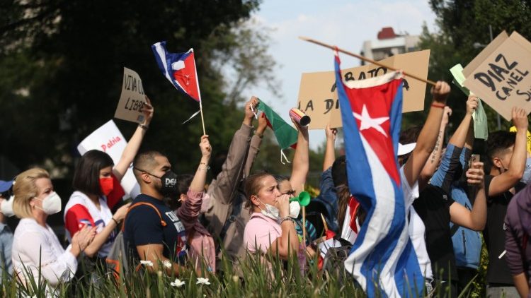Partisans et opposants au gouvernement cubain manifestent devant l'ambassade de Cuba au Mexique, le 12 juillet 2021 à Mexico City. 