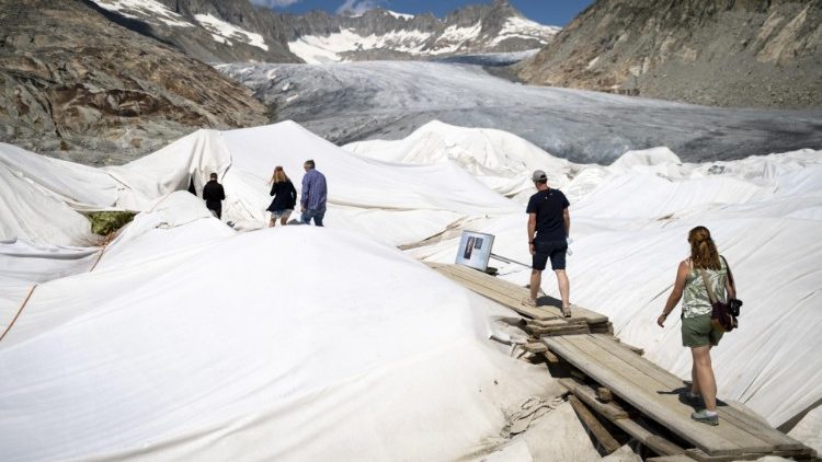 Besucher beim Rhone-Gletscher in der Schweiz