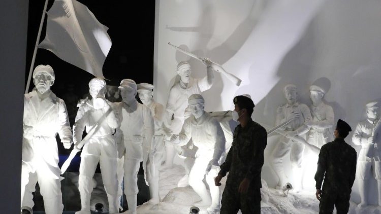 कोरिया के स्वतंत्रता सेनानियों की प्रतिमा को निहारते पुलिसकर्मी