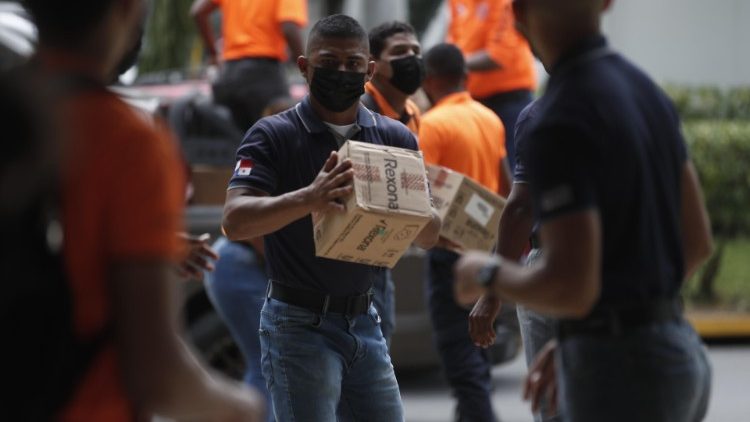 Aiuti umanitari affluiscono ad Haiti da pi parti del mondo. Cei stanzia un milione di euro