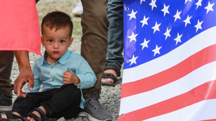 Um menino refugiado afegão participa de um protesto com seus pais em frente à !mbaixada dos EUA em Bishkek, no Quirguistão. (EPA/IGOR KOVALENKO)