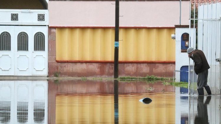 Interi quartieri sommersi dall'acqua in Messico per il passaggio dell'uragano Grace