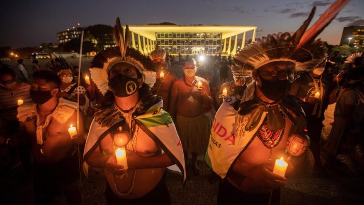 Des indigènes rassemblés devant le Congrès national à Brasilia, le 24 août 2021.