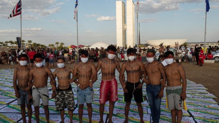 Cientos de indígenas acampan en Brasilia para exigir el respeto de sus derechos constitucionales