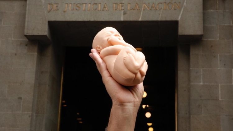 Un grupo de personas en contra del aborto manifestaron ante la Corte Suprema mostrando las etapas de crecimiento del niño por nacer