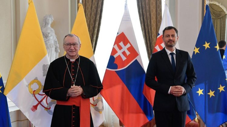 Kardinalstaatssekretär Pietro Parolin mit dem Ministerpräsidenten der Slowakei Eduard Heger 