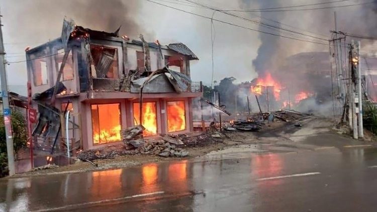 Brennende Häuser am 18. September in Thantlang im Chin-Staat