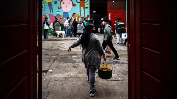 Schlangestehen an einer Essensausgabe in einem Armenviertel von Buenos Aires am 1. Oktober