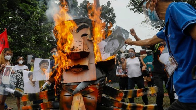 Demonstranten verbrennen Abbildungen des Präsidenten Duterte, zu dessen heftigen Kritikern auch Gascon zählte