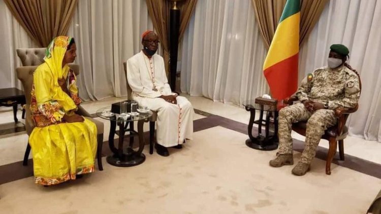 Sestra Gloria, oblečená do žlutého hábitu, se už setkala s prozatímním prezidentem Mali Assimim Goitou. 