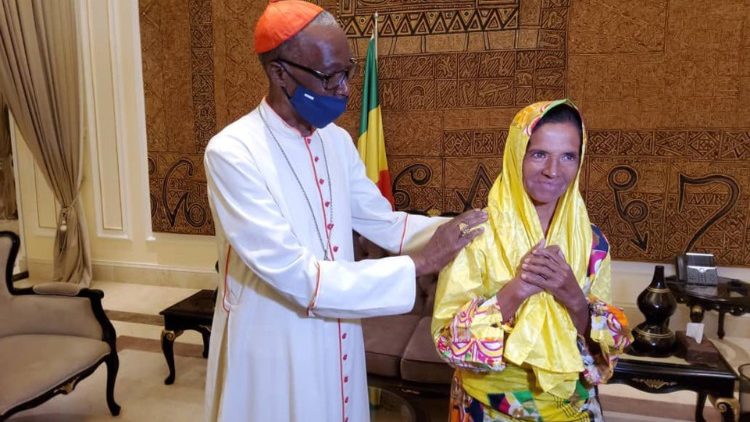 Erste Fotos der befreiten Ordensfrau mit Kardinal Jean Zerbo