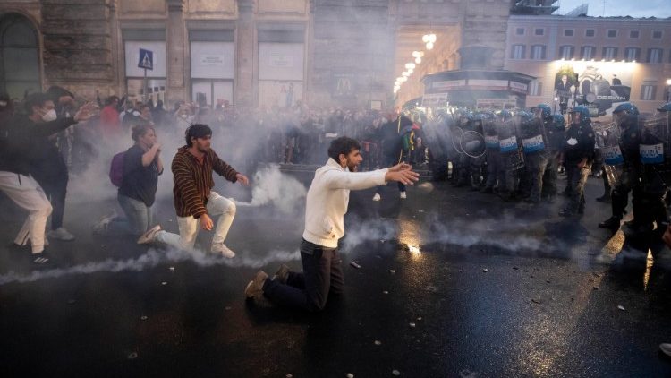 Wahre Straßenschlachten entwickelten sich im Zug der Proteste von Green Pass-Gegnern in der Innenstadt von Rom