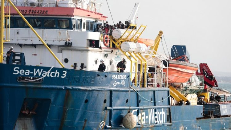 O navio Sea Watch 3 salvou 400 pessoas nas águas do Mediterrâneo