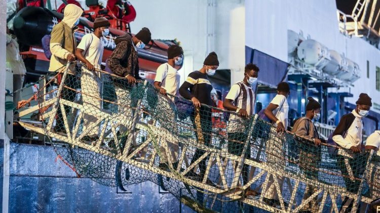 Des migrants débarquent au port de Palerme en Sicile (Italie), le 28 octobre 2021. 
