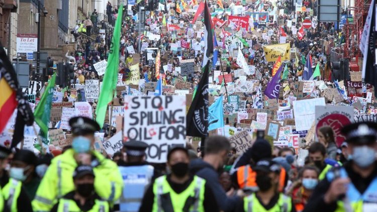 Giovani dimostranti ambientalisti a Glasgow