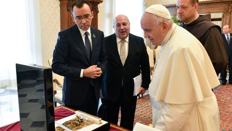 वाटिकन में कज़ाकस्तान के राष्ट्रपति मौलेन आशिमबायेव  सन्त पापा फ्राँसिस के साथ, तस्वीरः 06.11.2021 