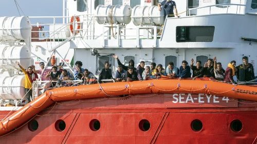 Italien: „Sea-Eye 4" mit mehr als 800 Migranten angelegt
