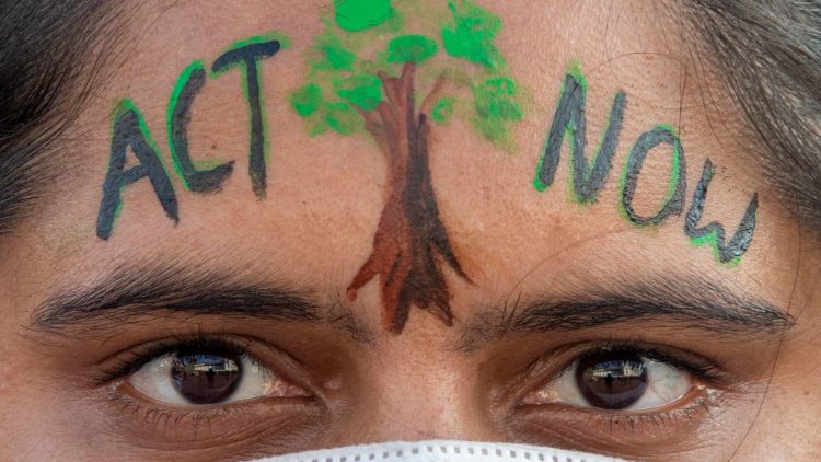 Un manifestant lors d'un rassemblement à Katmandou au Népal pour protéger le climat, le 8 novembre 2021. 