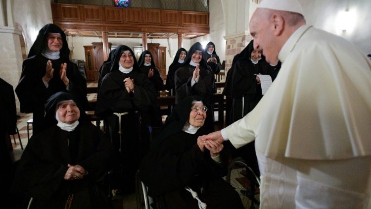 El Santo Padre Francisco visita a las Clarisas en Asís