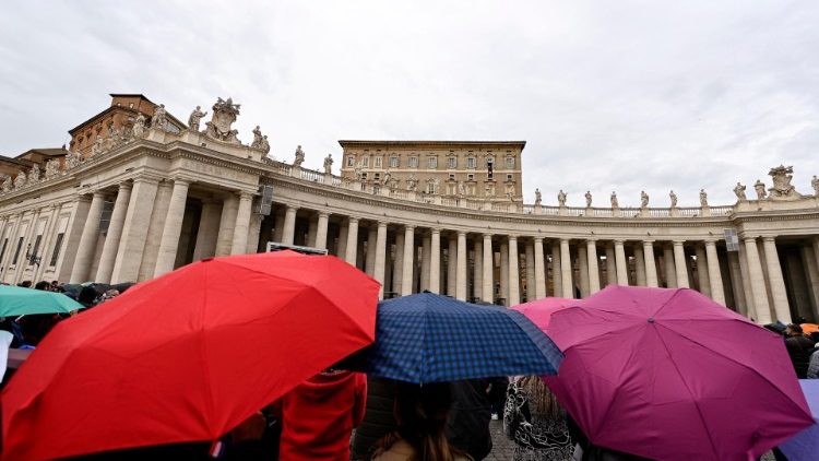 Beim Angelusgebet: Gläubige auf dem Petersplatz