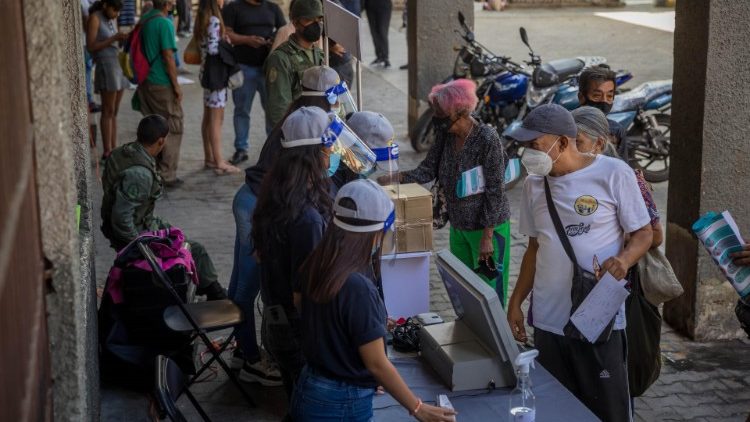 El Consejo Nacional Electoral (CNE) ofrece tutoriales en las calles para "aprender" a votar en nuevo sistema digital