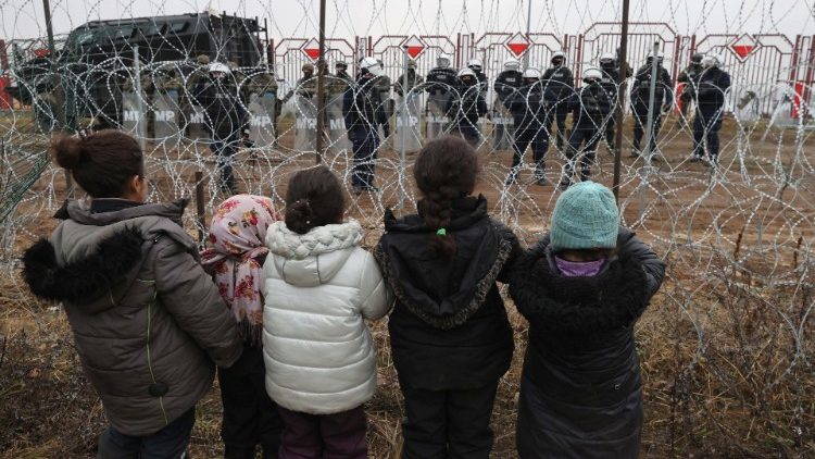 Inmigrantes tratan de atravesar la frontera entre Polonia y Bielorrusia para seguir hacia la Unión Europea