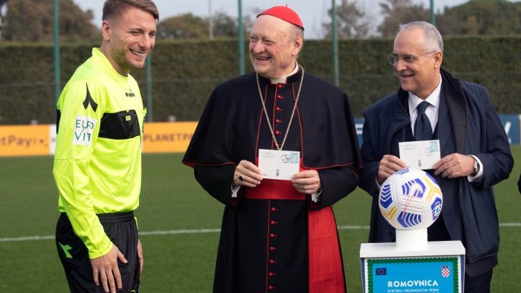 Kardinolas G. Ravasi įteikia prizą Vatikano komandos futbolininkui