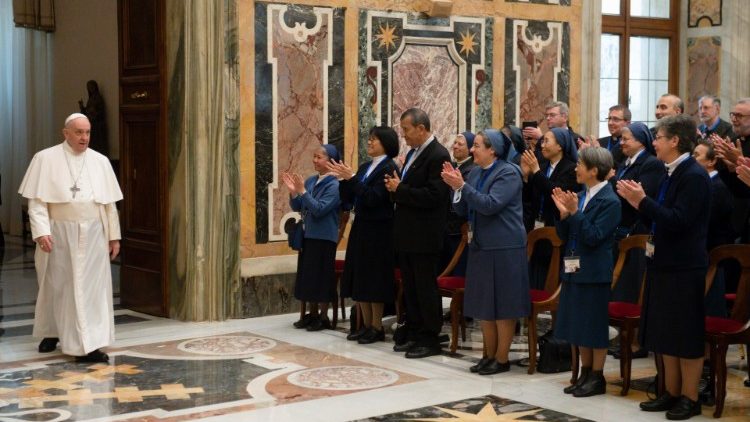  Papa Francisc,  în Sala Clementină din Palatul Apostolic, la întâlnirea cu membri și membre din Familia Paulină (25 noiembrie 2021)