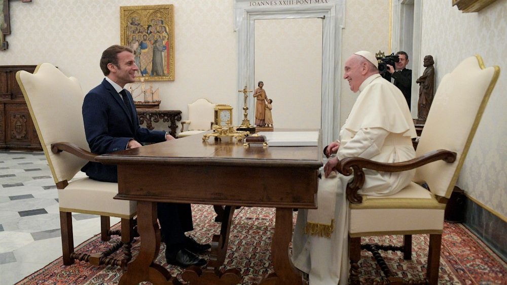 Macron arrivato in Vaticano per l'incontro con il Papa
