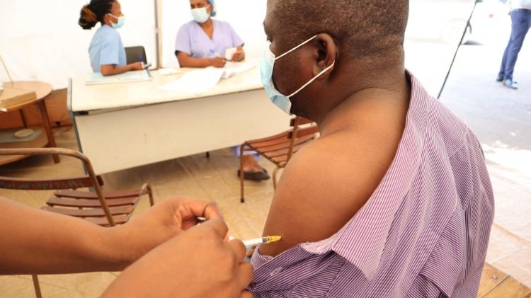 जिम्बाब्वे में टीका लेता हुआ एक व्यक्ति