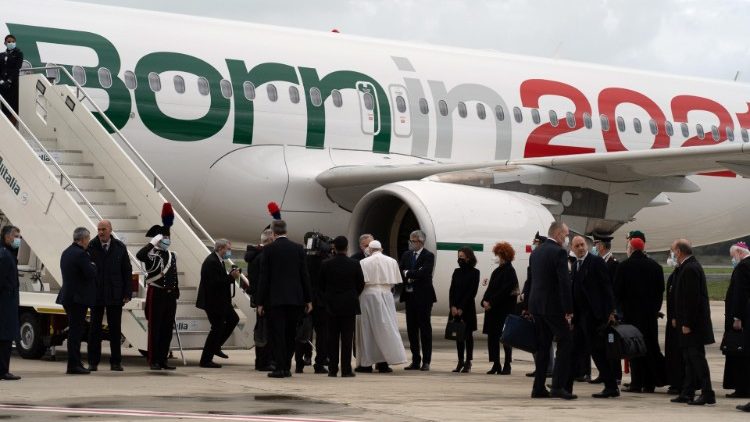 Papežev prihod do letala nove italijanske letalske družbe ITA, ki je bila "rojena v letu 2021".