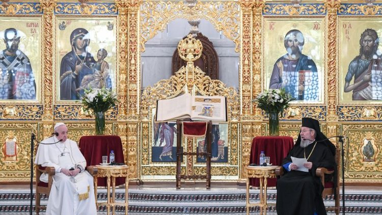 Papst Franziskus und Erzbischof Chrysostomos II. bei der Begegnung mit dem Heiligen Synod in Zypern (3.12.2022)