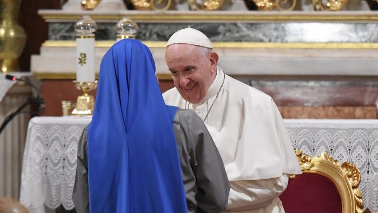 Papst Franziskus und eine Ordensfrau