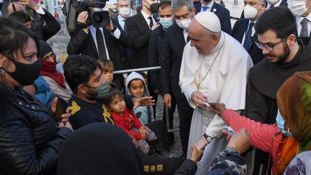 Niños reciben con alegría al Papa