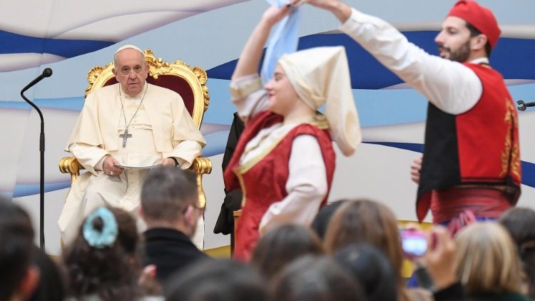 Папа падчас сустрэчы з грэчаскай моладдзю