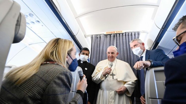 Popiežius Pranciškus iš Atėnų į Romą skrendančiame lėktuve