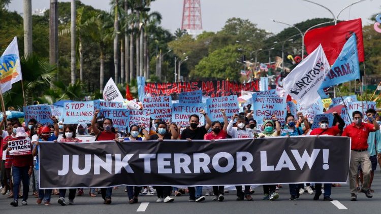 Proteste gegen den "Drogenkrieg" des ehemaligen Präsidenten Duterte