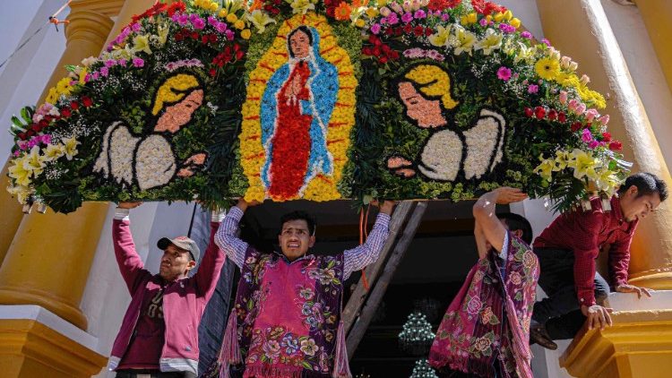 Em San Cristobal de las Casas, Méxicos, fiéis homenageiam Nossa Senhora de Guadalupe