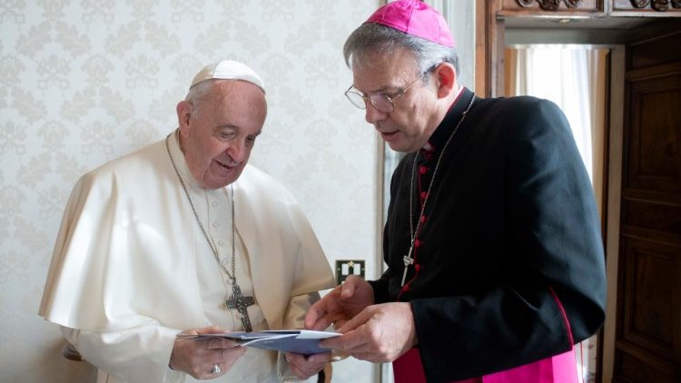 Papst Franziskus mit Bischof Dominique Blanchet im Vatikan